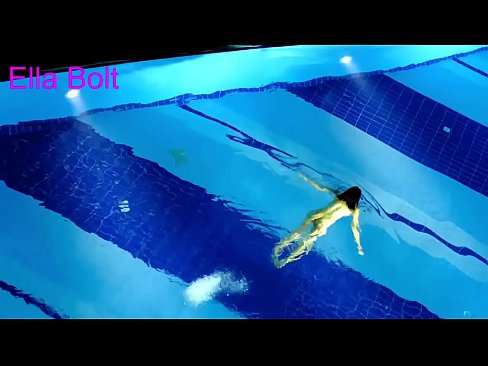 ❤️ Enweghị m ike ịkwụsị ikiri, nwa okoro na-acha odo odo jidere ka ọ na-egwu mmiri ịgba ọtọ na ọdọ mmiri ELLA BOLT Anal video ☑
