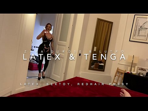 ❤️ Nwa nkịrịkọ na-acha uhie uhie yi uwe latex nke nnochi anya Anal video ☑